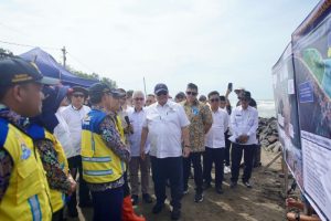 Tinjau Langsung Dampak Degradasi Lingkungan di Kawasan Pantura Jawa, Menko Airlangga Siapkan Great Sea Wall sebagai Solusi Jangka Panjang